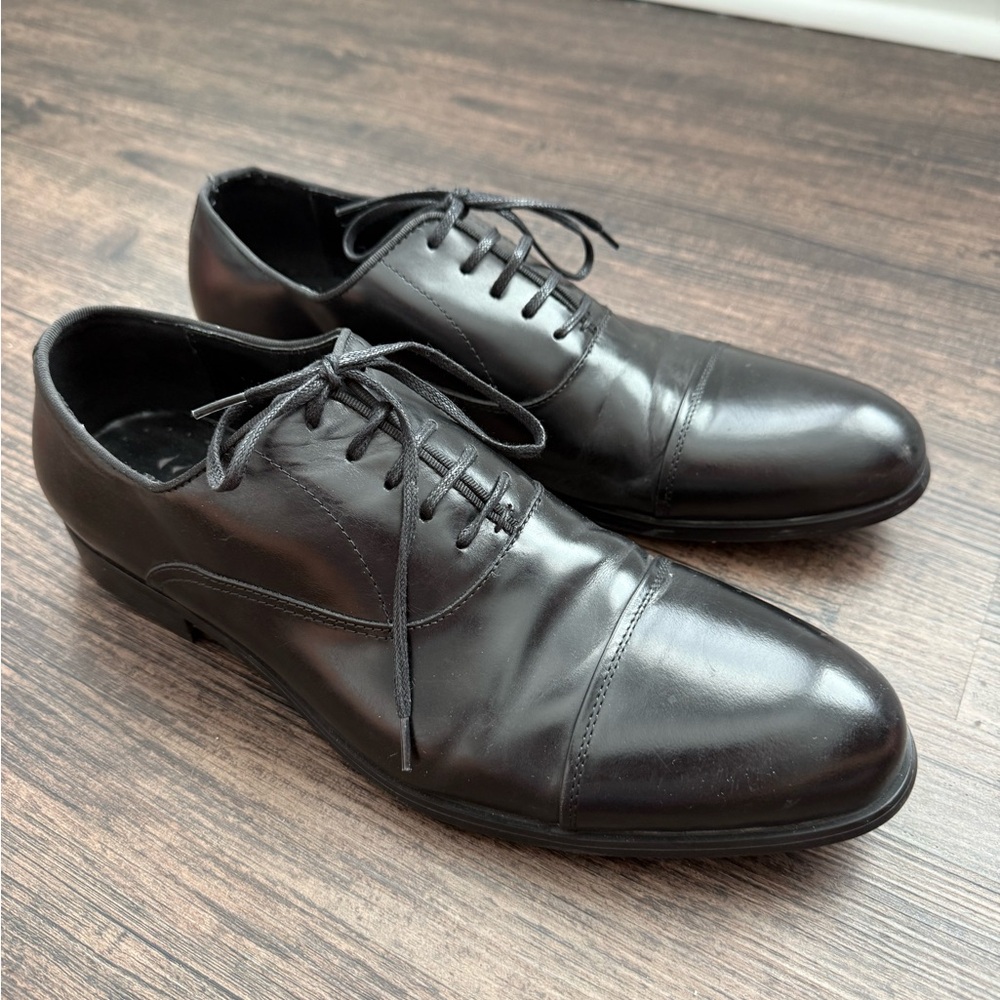 Kenneth Cole black leather dress shoes sz 10.5M. Shoes are in good condition